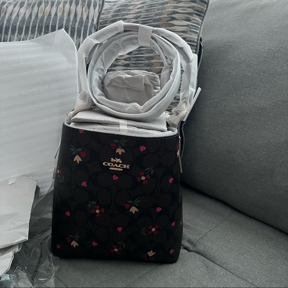 ❤️SOLD❤️Brand New Coach
Small Town Bucket Bag In Signature Canvas - Picture 4 of 5